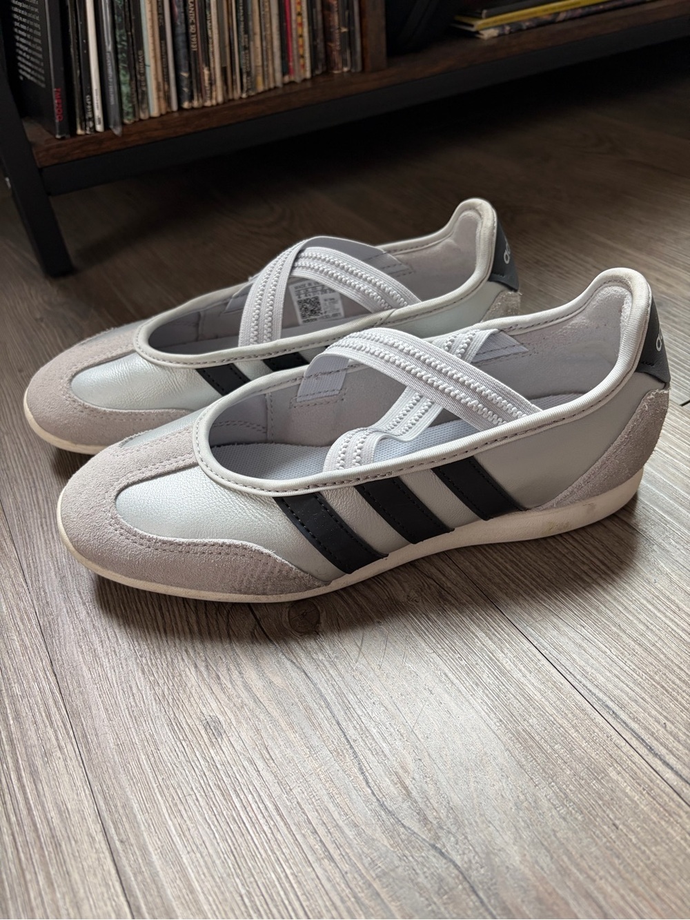 Adidas barreda Mary Jane ballet sneakers silver. Women’s US size 6